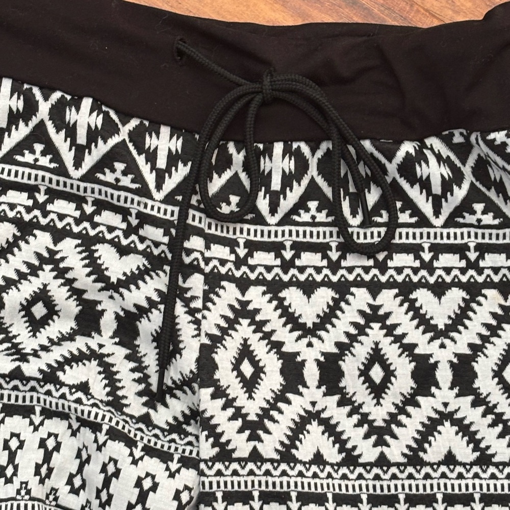 Harem pants black & white with draw string
Unbranded - Picture 3 of 4